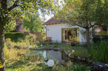 01_Hausansicht mit Teichanlage