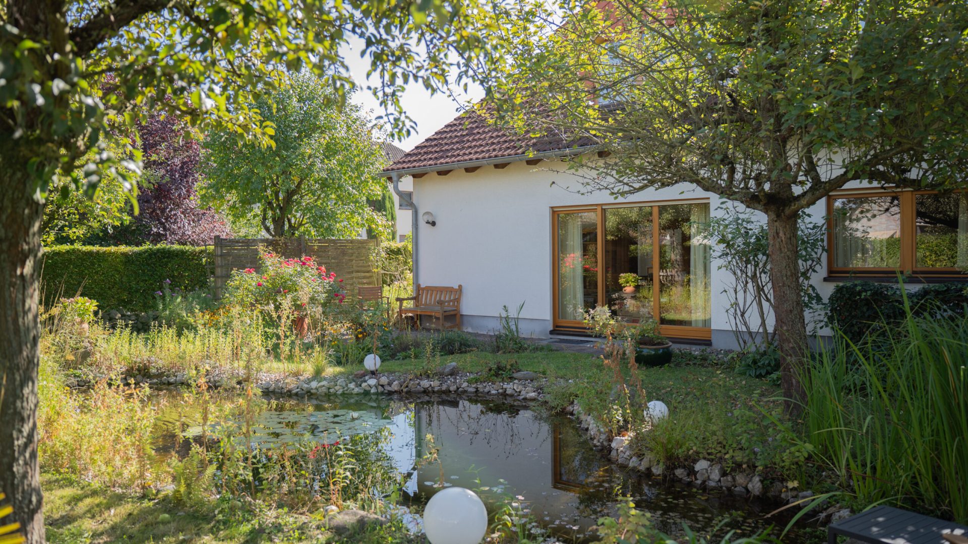 01_Hausansicht mit Teichanlage