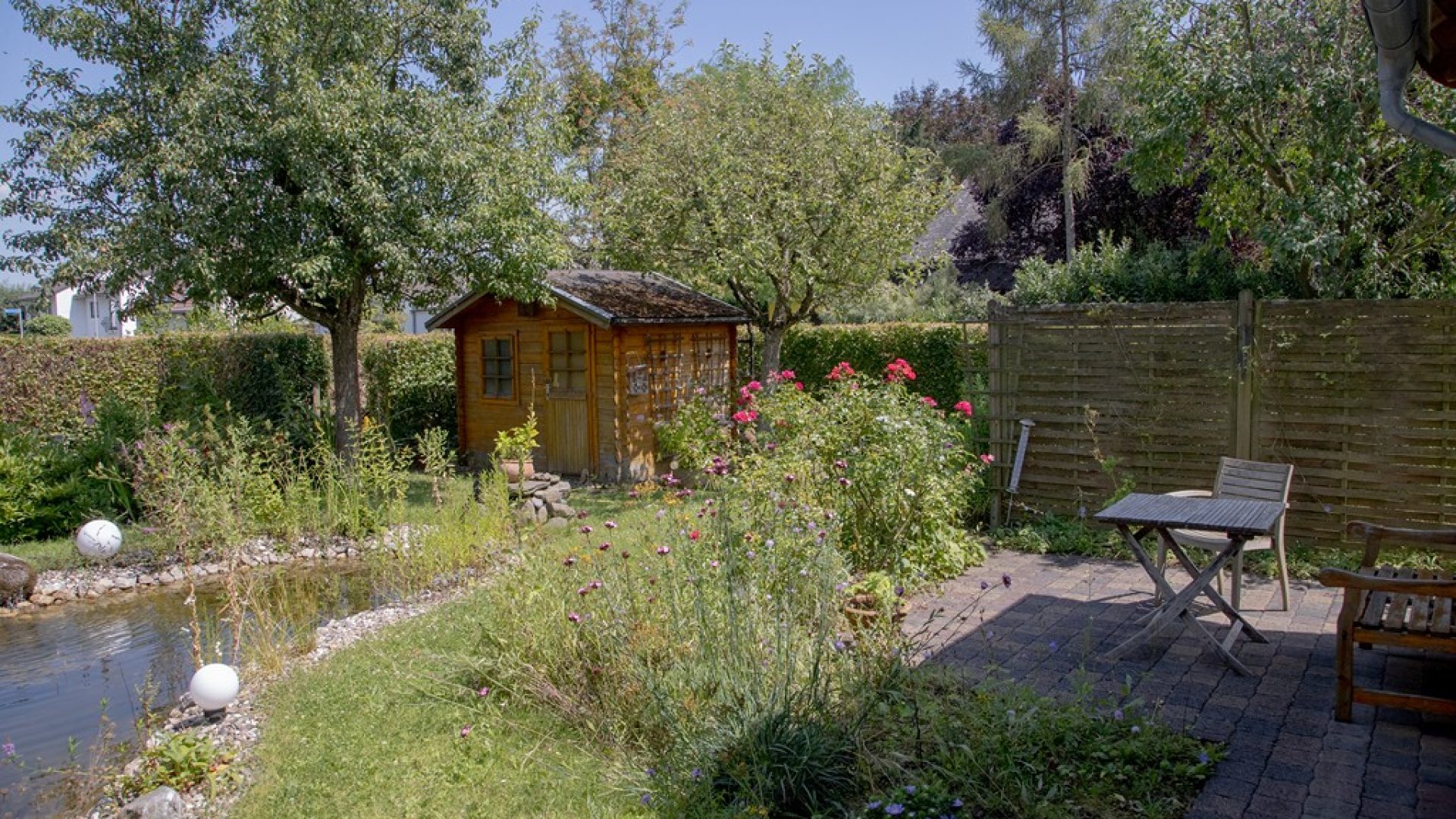 Garten hinten Terrasse und Garten