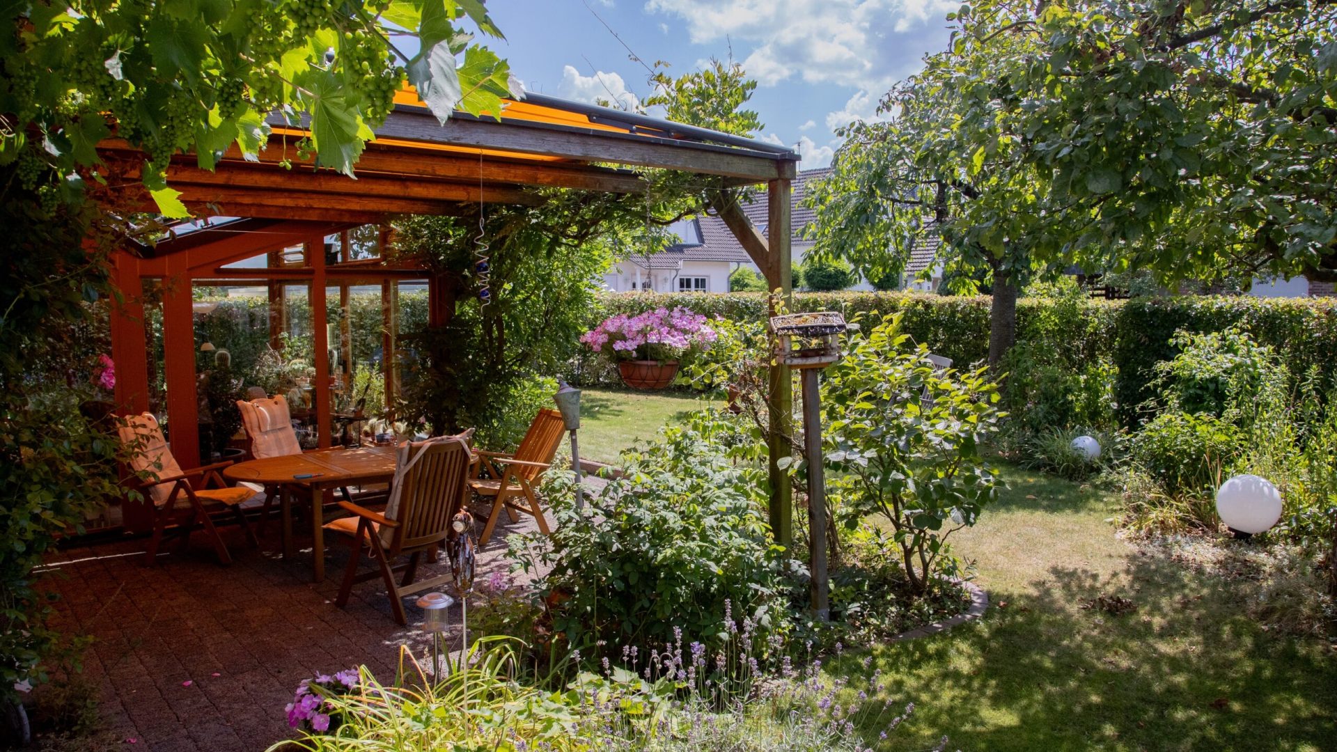 Garten und Terrasse vorne